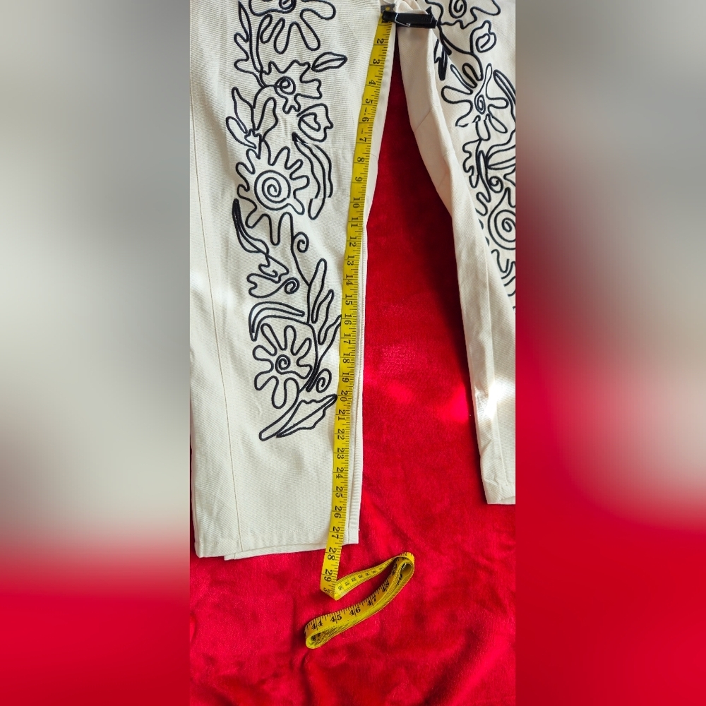 Unbranded Cream Barrel Pants w/Black Floral Embroidered Pattern - Size Large - Picture 4 of 5